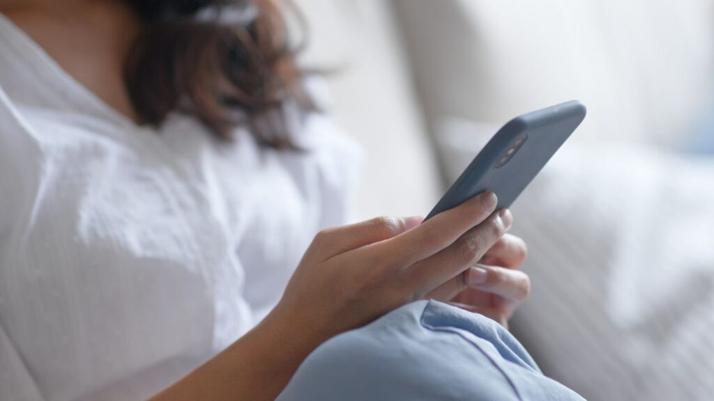 スマホをいじる女性