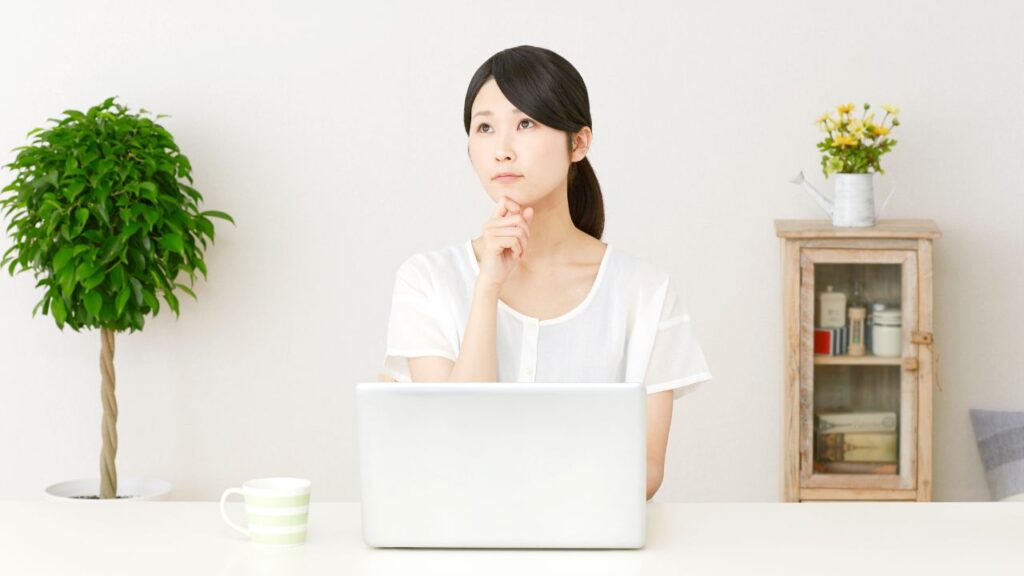 考える女性の写真